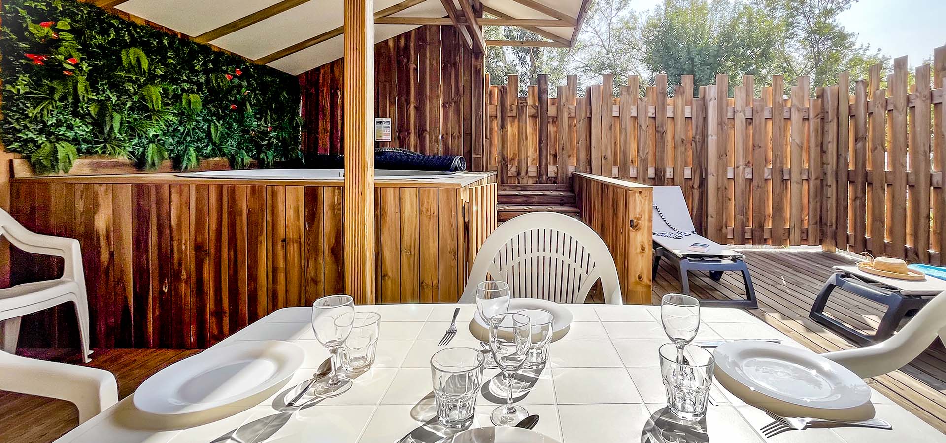 Camping Porto Vecchio bungalow corte terrasse bain de detente transat table
